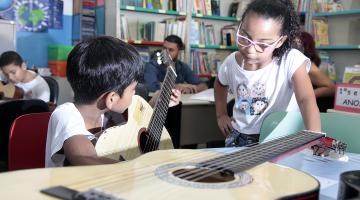 Oficina de violão desperta em estudantes de Santos o gosto pela música