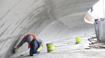 Operário trabalha na base do viaduto #paratodosverem 