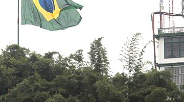 Bandeiras são hasteadas em Santos 