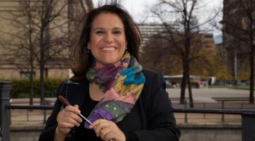 A regente e educadora Andréa Botelho sorri para a foto. #Paratodosverem