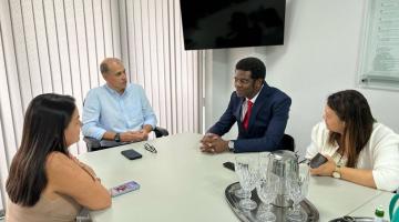 pessoas na mesa em reunião #paratodosverem