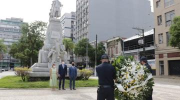 Guardas carregam flores para deposição no monumento de Braz Cubas.