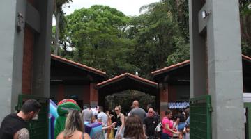 pessoas entrando no orquidário #paratodosverem