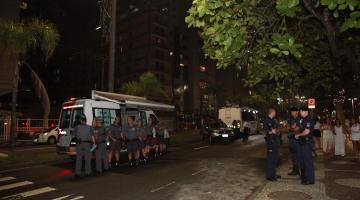 Policiais trabalham a noite na avenida da praia #paratodosverem
