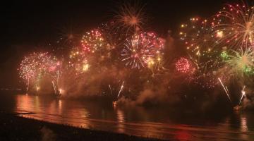 Fogos de artifício colorem a orla santista. #paratodosverem