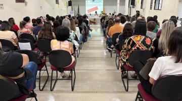Pessoas no auditório acompanhando o evento #paratodosverem 