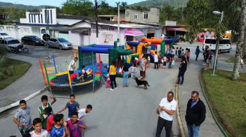 pessoas se movimentando na festa #paratodosverem 