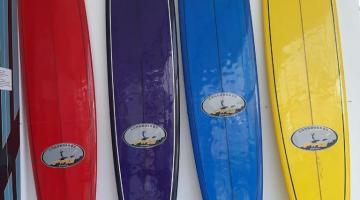 quatro pranchas do museu do surfe #paratodosverem