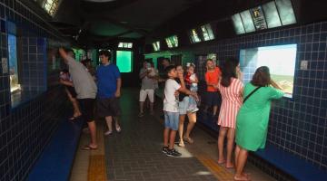 pessoas visitando o aquário #paratodosverem