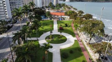 imagem áerea com a praça e o aquário e ao lado avenida e mar #paratodosverem