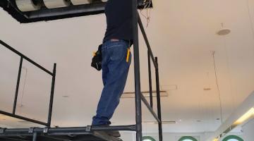operário mexe em ar condicionado #paratodosverem 