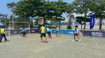 pessoas jogando bola #paratodosverem