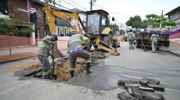 máquinas e homens atuando na obra #paratodosverem