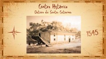 imagem antiga de santos, datada de 1545, com o outeiro de santa catarina ao fundo e a casa do trêm bélico à frente. #paratodosverem