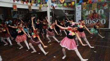 crianças dançando #paratodosverem 