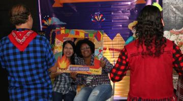 pessoas em brincadeira no arraial #paratodosverem