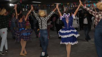 bailarinos dançando em festa junina #paratodosverem 