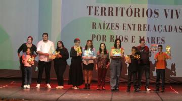 alunos premiados no palco #paratodosverem 