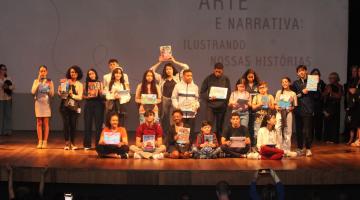 crianças mostram certificados #paratodosverem