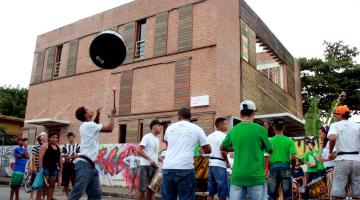 pessoas realizando atividades em frente ao instituto #paratodosverem