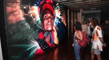 pessoas olhando quadro #paratodosverem 