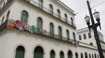 Fachada do Museu Pelé com rosas coloridas feitas de lona. #paratodosverem