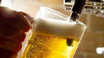 copo de cerveja sendo enchido #paratodosverem