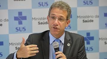 Ex-ministro fala no microfone e gesticula #paratodosverem