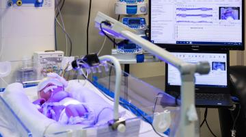 bebê sendo monitorado #paratodosverem 