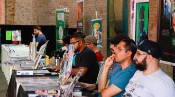 Pessoas sentadas em uma mesa durante reunião #paratodosverem