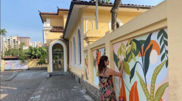 mulher faz pintura em muro da estação #paratodosverem