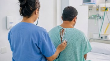 pessoa é atendida por médica #paratodosverem 