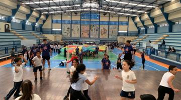 alunos brincando no ginásio #paratodosverem