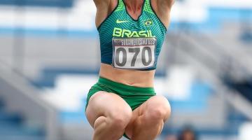 Atleta salta em prova de atletismo #paratodosverem