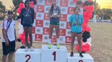 atletas no pódio com medalhas #paratodosverem