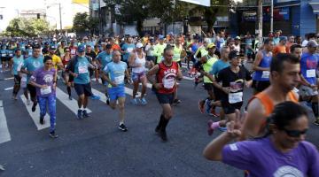 Pessoas correndo em prova na rua #paratodosverem