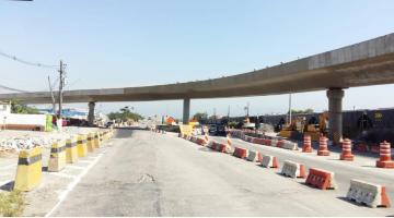 Vista geral do viaduto atual, sem interferências e, abaixo, a imagem antiga, como cimbramento. #Paratodosverem