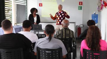 pessoas acompanham a aula #paratodosverem