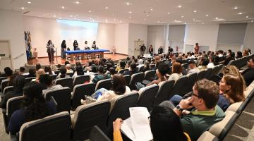 pessoas acompanhando o evento #paratodosverem 