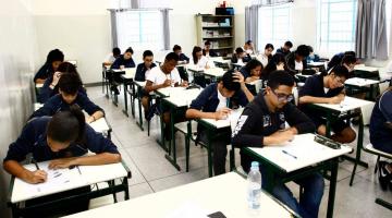 Sala de aula com alunos nas respectivas carteiras. #Paratodosverem