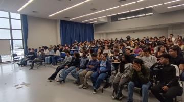 estudantes acompanham palestra #paratodosverem