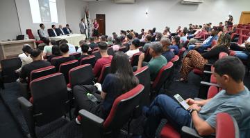 alunos assistem aula em auditório #paratodosverem