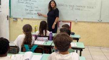 Professora dando aula de inglês #paratodosverem 