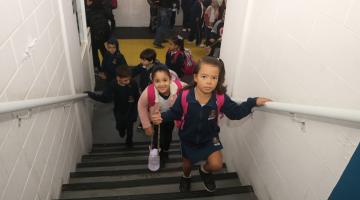 crianças subindo em escada #paratodosverem 