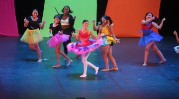 alunos dançando em palco #paratodosverem 