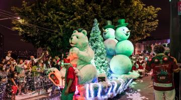 carro alegorico com urso polar, bonecos de neve e uma árvore de natal. #paratodosverem