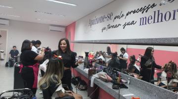 mulheres passando por cuidados no rosto #paratodosverem 