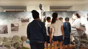 alunos vendo a exposição #paratodosverem 
