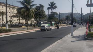 trecho de avenida recém-pavimentada. #paratodosverem