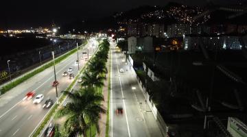 carros passam por avenida #paratodosverem